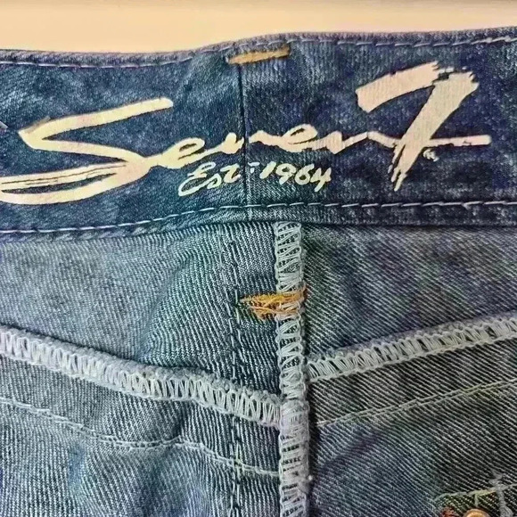 Seven Denim Knee Length Distressed Size 8 Crop - Picture 6 of 10